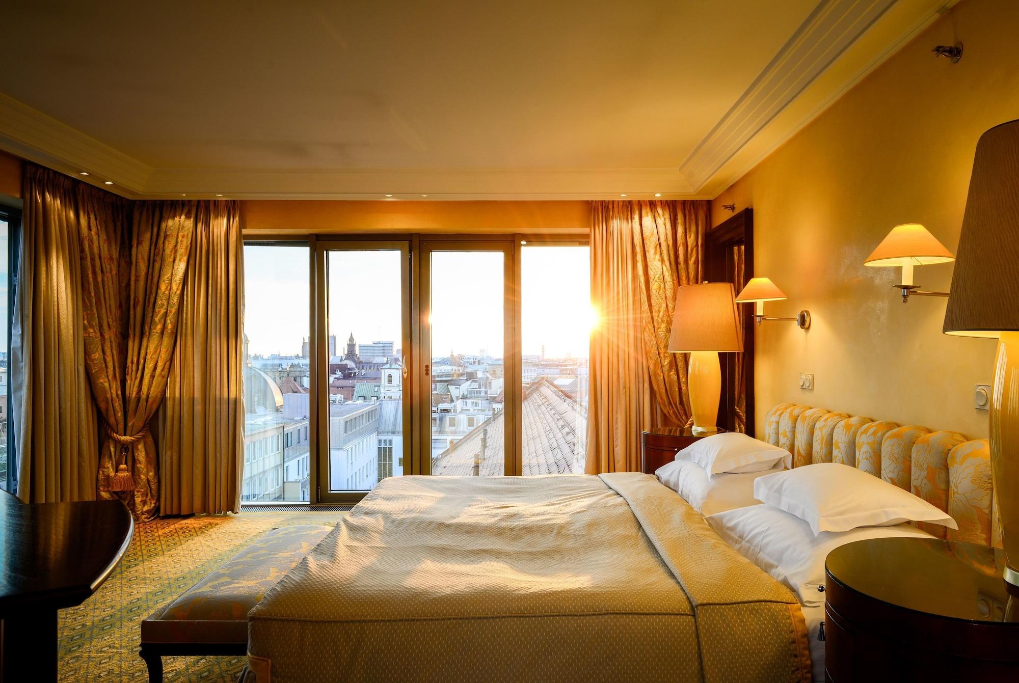 Hotel Bayerischer Hof München Kültér fotó A room at the Hotel Bayerischer Platz