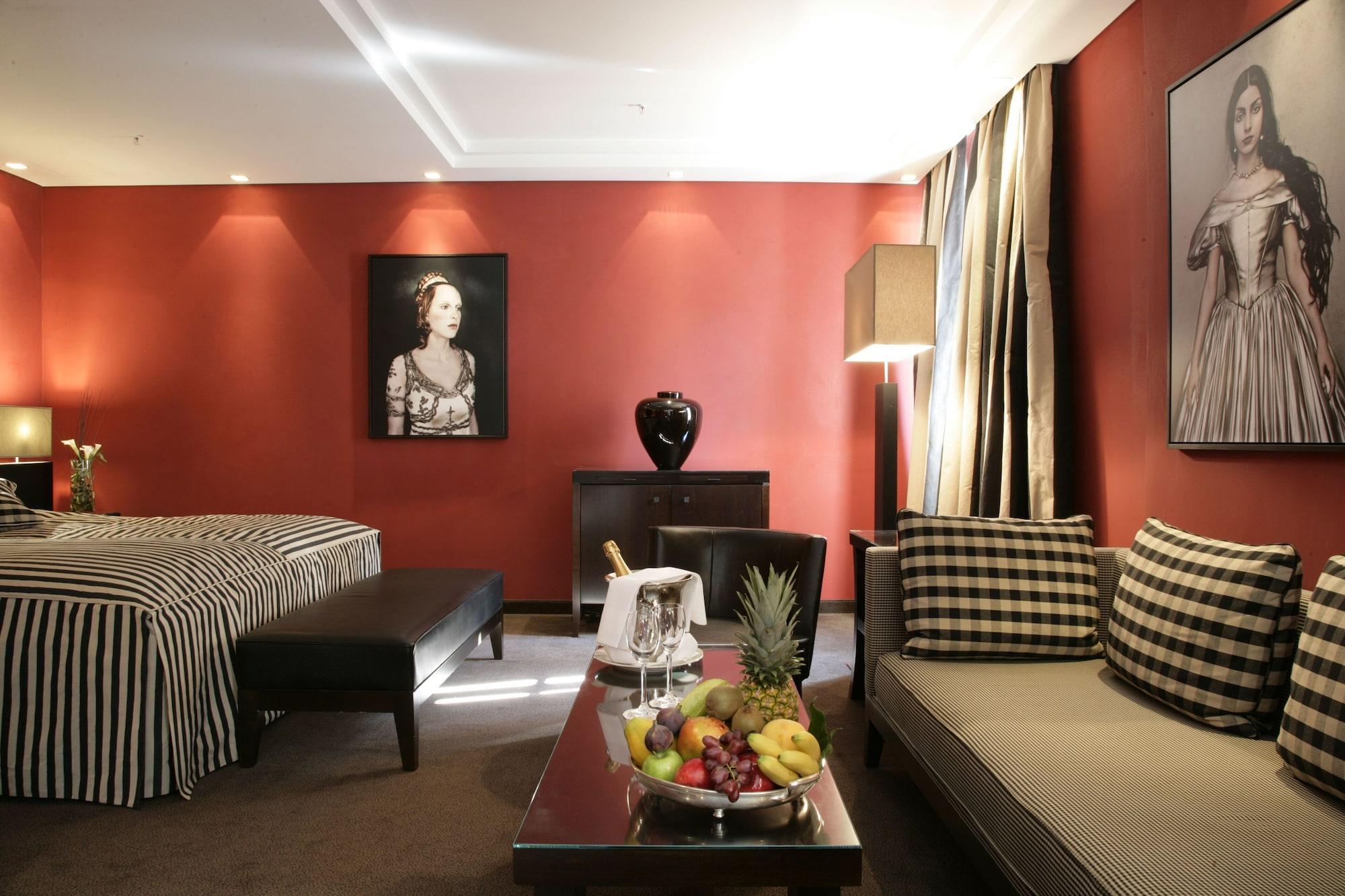 Hotel Bayerischer Hof München Kültér fotó A room at the hotel