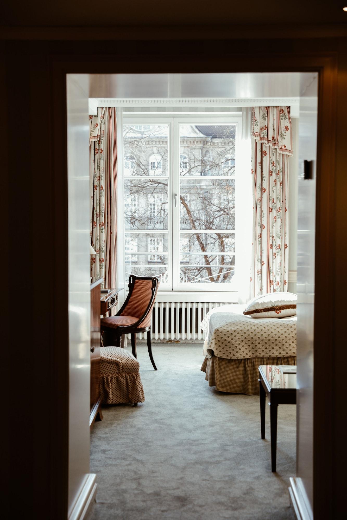 Hotel Bayerischer Hof München Kültér fotó A room at the Hotel Axelmannstein