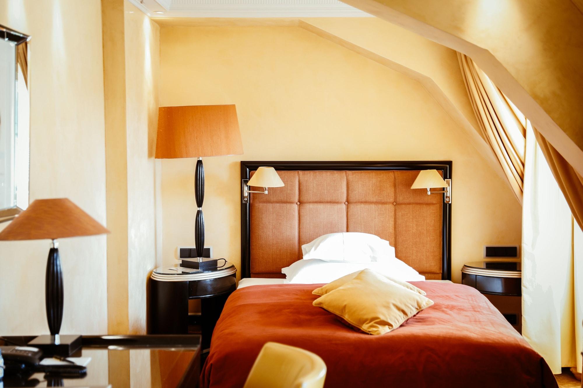 Hotel Bayerischer Hof München Kültér fotó A room at the Hotel de Crillon
