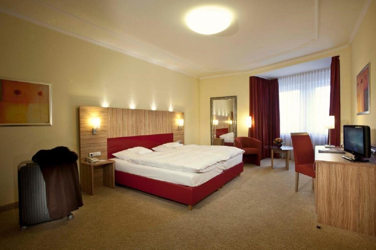 Hotel Bayerischer Hof München Kültér fotó A typical hotel room